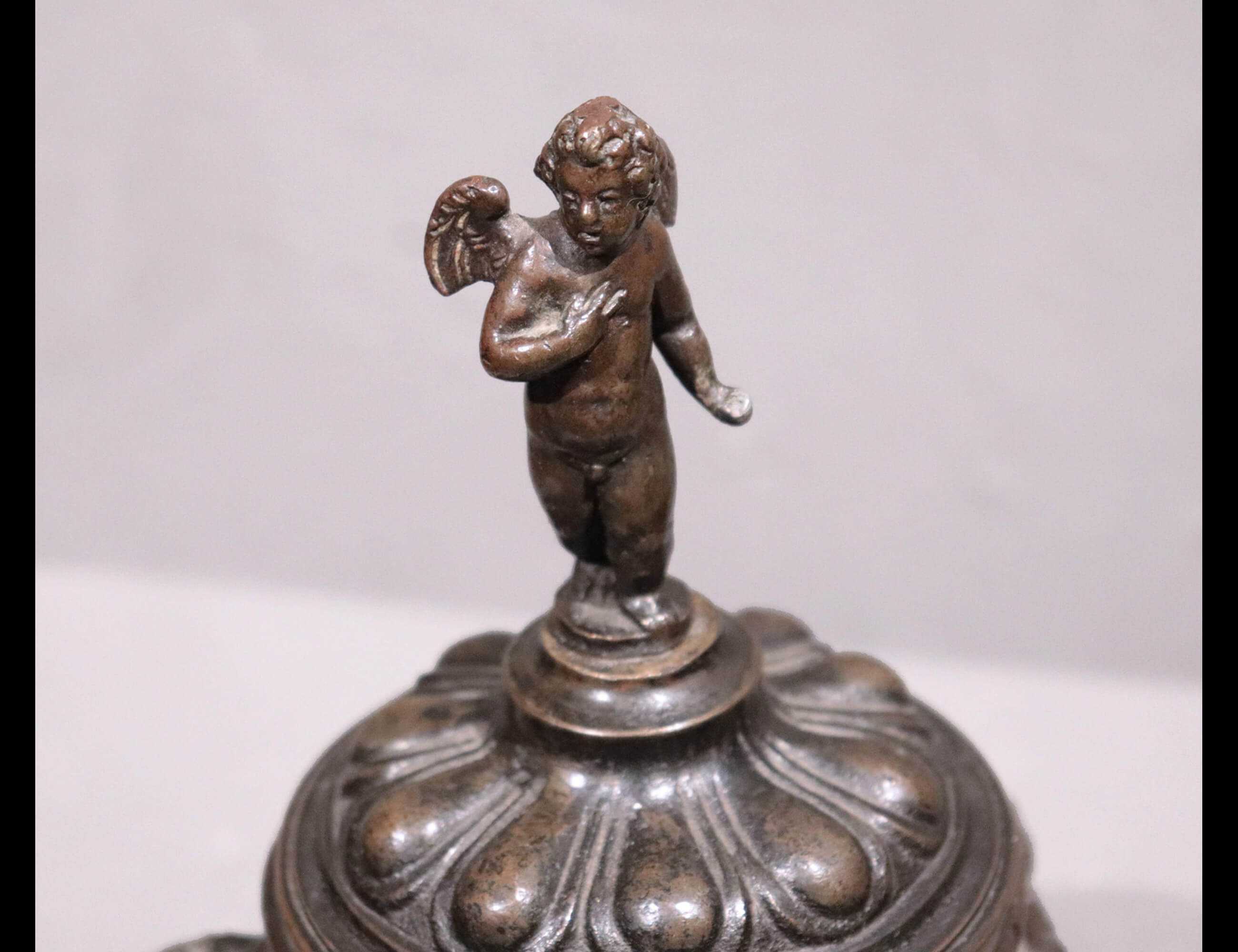 Calamaio in bronzo con putto alato