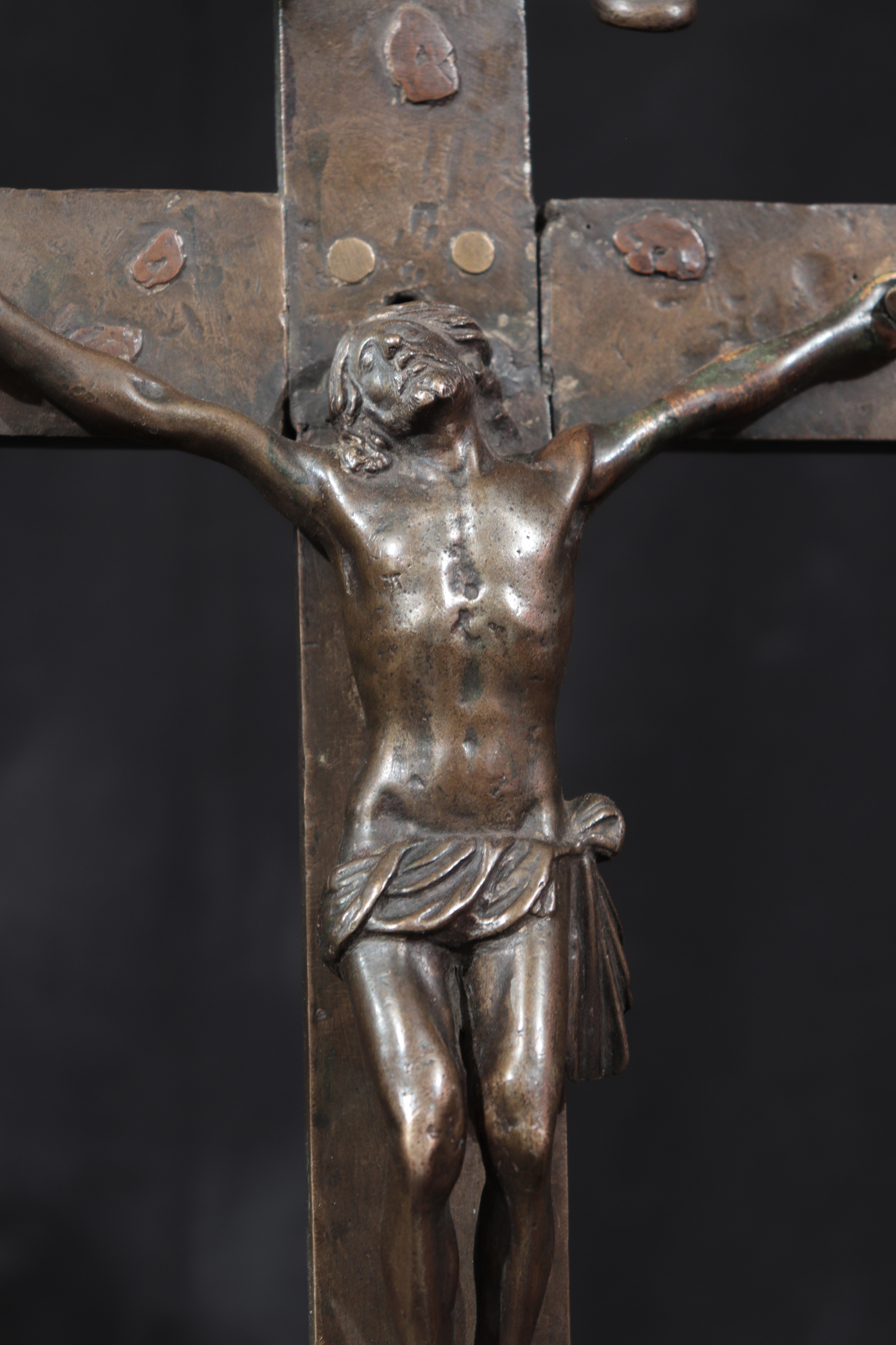 Cristo in bronzo su croce